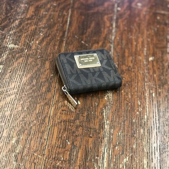 Authentic MICHAEL KORS Small Wallet Card Case - Picture 7 of 7